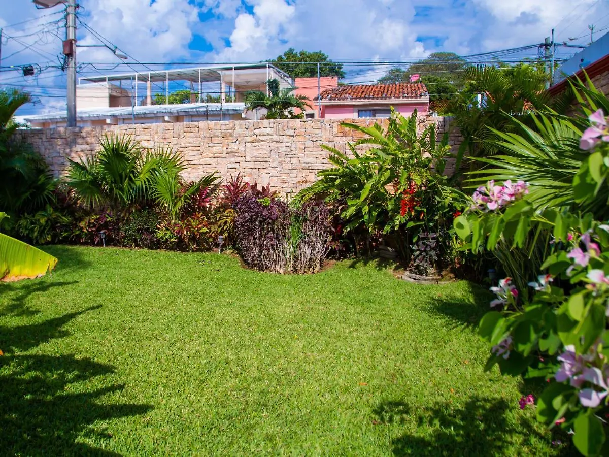 Hermosa Casa, En Renta Vacacional Con Piscina, A Tan Solo10 Minutos De La Playa, Cerca De Centros Comerciales, Restaurantes, Bares Y Supermercados Cancún
