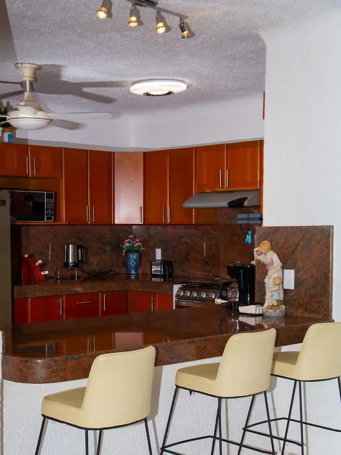 Hermosa Casa, En Renta Vacacional Con Piscina, A Tan Solo10 Minutos De La Playa, Cerca De Centros Comerciales, Restaurantes, Bares Y Supermercados Cancún